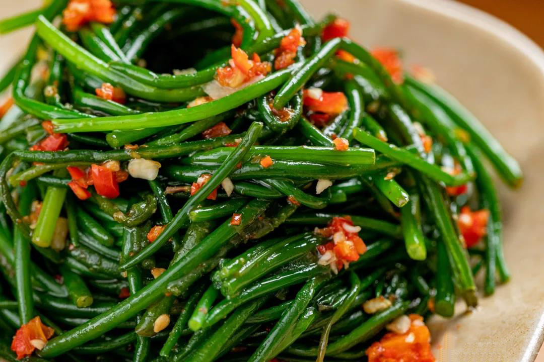 【食材】沙葱300g,香辣孜然酱:小米辣,蒜末,辣椒面,孜然粉,白芝麻